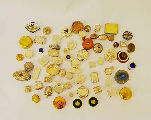 Collezione di sessantaquattro scatoline e bomboniere, di cui quaranta in argento, g lordi 730    (6 )  