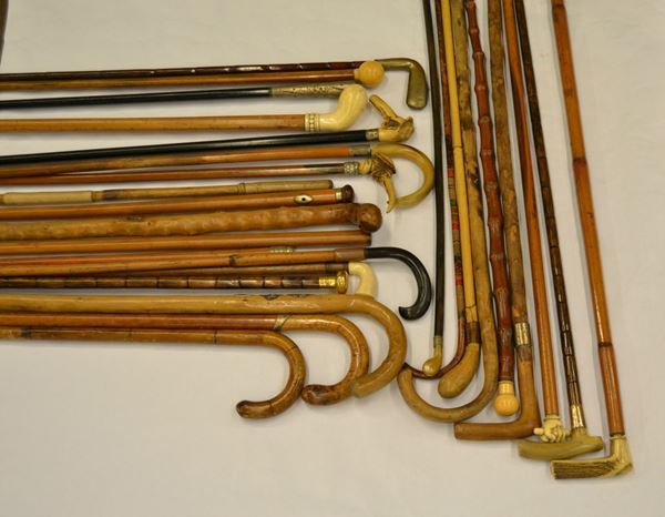Ventisette bastoni, sec. XIX e XX, in legno, con impugnature di vari materiali ( 27 )