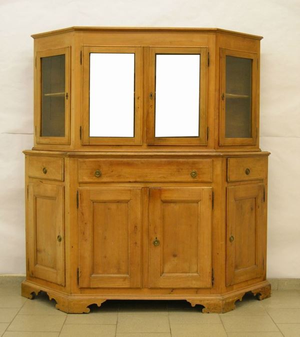 Credenza a doppio corpo, Veneto, sec. XIX, in noce scantonato, a otto sportelli di cui quattro in vetro, tre cassetti, cm 162x49x172, parte superiore non pertinente