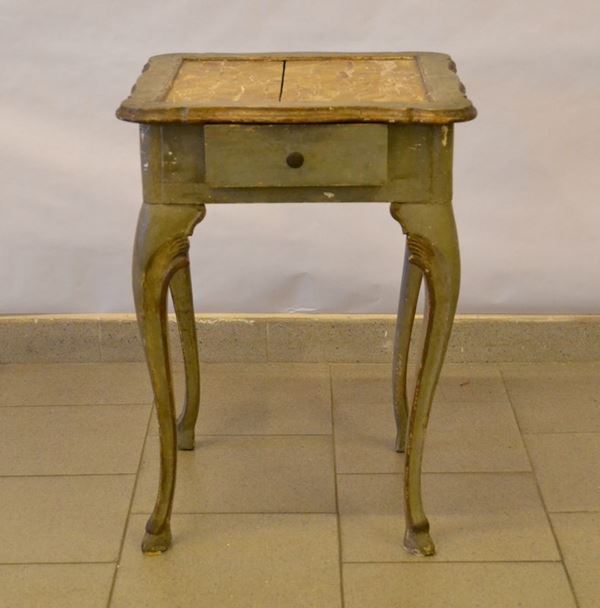 Tavolino, stile '700, in legno laccato, piano quadrato ad un cassetto, gambe mosse, cm 47x63