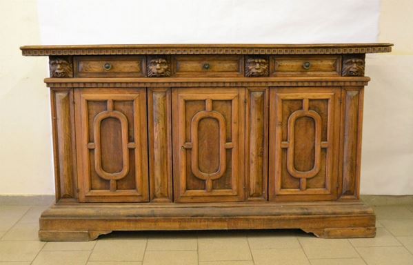 Credenza, in stile '600, in noce, tre sportelli sformellati, tre cassetti e piedi a mensola, cm 214x50x116