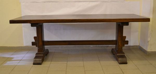 Fratina, sec. XX, in noce, gambe a colonna, cm 233x80