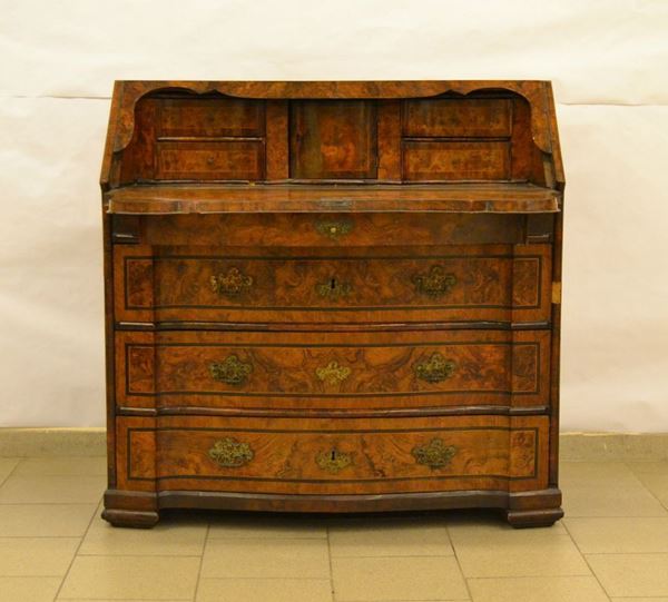 Ribalta, Emilia, sec. XVIII, in noce, a tre cassetti grandi e uno piccolo, sportello con internamente quattro cassettini, gambe mosse, cm 114x59x112, difetti e mancanze