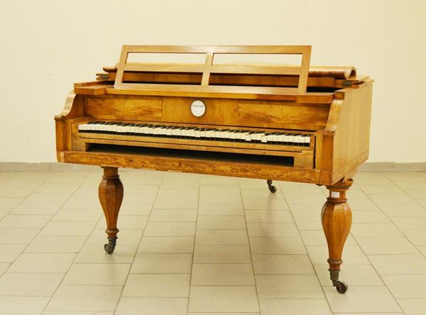 Pianoforte a coda, Austria, inizi sec. XX, in ciliegio filettato, tre gambe tornite su rotelle, reca etichetta con scritta: JOSEPH-SCRIMF SENIOR HAUS INHABERZU FUNFHAUS MITTELGAPSE NÂ° 146 IN WIEN, cm 223x135x94, da restaurare
