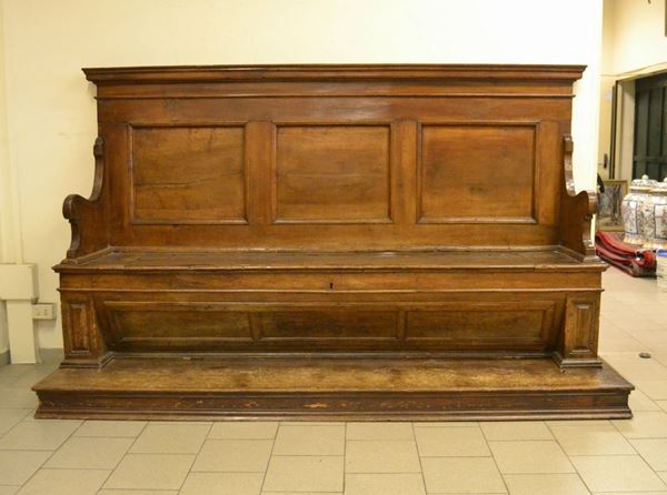 Panca, Toscana, sec. XVIII, in noce, con spalliere sagomate, schienale a pannelli sformellati, seduta da alzarsi, pedana in abete, cm 277x85x168
