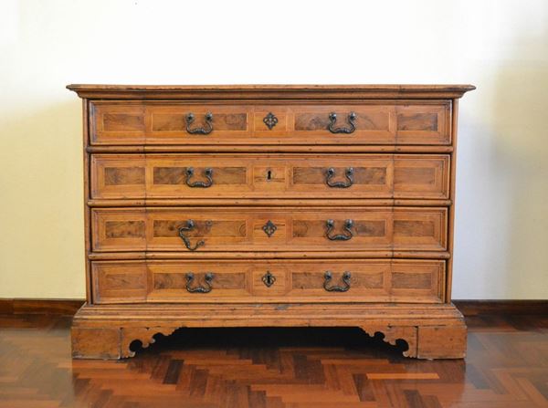 Cassettone, Emilia, sec. XVIII, in noce filettato e scantonato, a quattro cassetti, gambe a mensola, cm 145x60x101