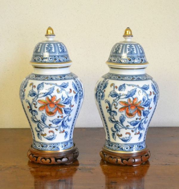 Due vasi, sec. XX, in ceramica Ginori, con decorazioni a fiori, base in legno, alt. cm 33   (2)