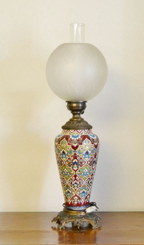 Lume da tavolo, sec. XX, in maiolica decorata, con campana in vetro