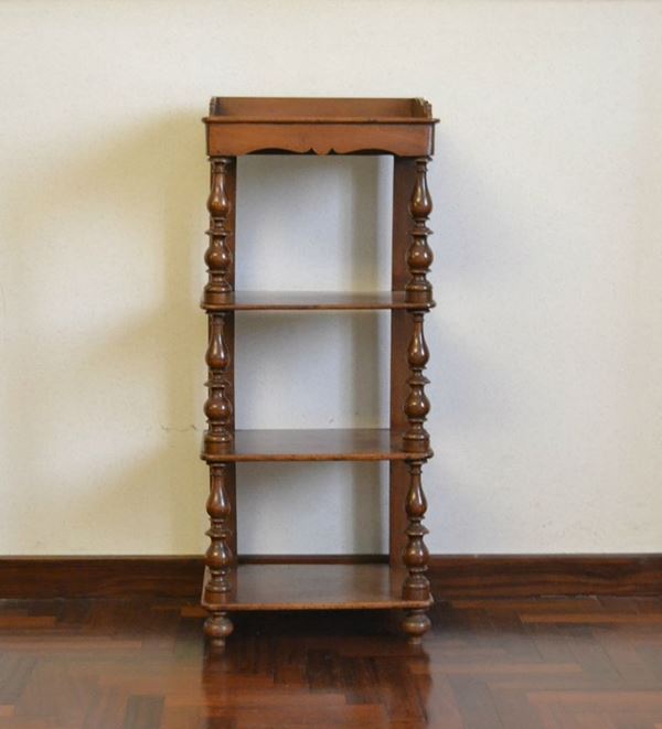 Etagere, Toscana, sec. XIX, in noce, quattro ripiani e gambe tornite, cm 36x30x84
