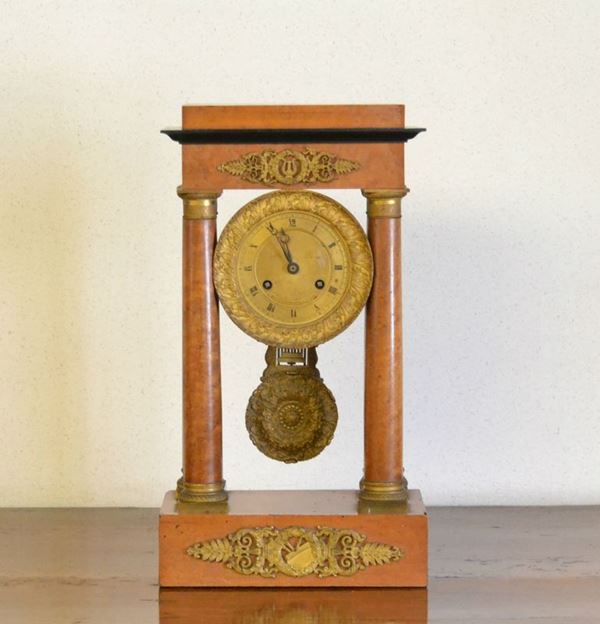 Orologio da tavolo, sec. XIX, in acero, con mostra e rapporti in metallo dorato, colonne laterali, cm 43x13x24