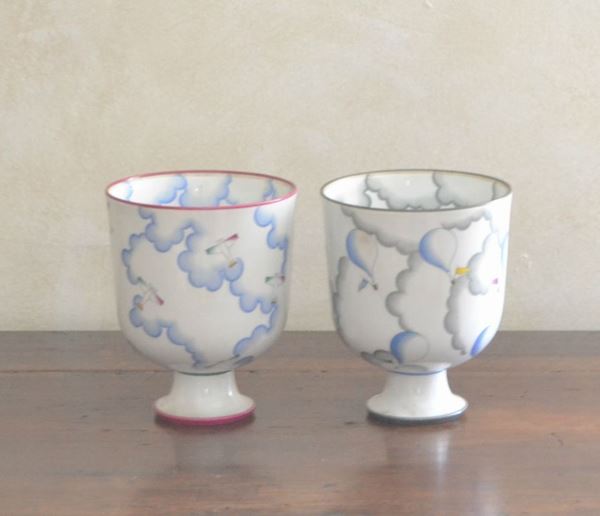 Coppia di vasi, sec. XX, riedizione della collezione GIO PONTI, manifattura RICHARD GINORI, numerali 218 e 343, raffiguranti CELESIO e ALATO, alt. cm 19