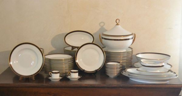 Servito di piatti, sec. XX, in ceramica RICHARD GINORI, con bordo marrone-oro, composto da: trenta piatti piani, quindici scodelle, quindici piatti da dolce, nove fra zuppiere, vassoi e salsiere, quindici tazzine da caffÃ¨ ( 84 )