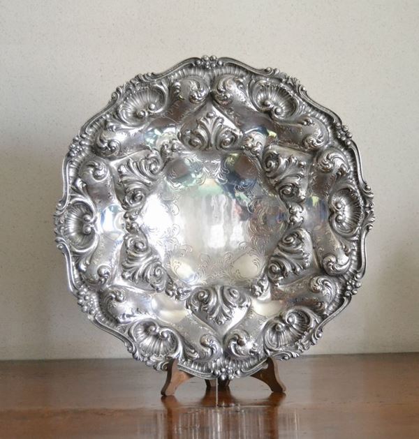 Vassoio, sec. XX, in argento cesellato a fiori, bordo sagomato, diam. cm 35,  peso g 970