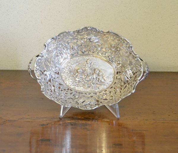 Vaschetta, sec. XX, in argento cesellato a putti, bordo traforato, peso g 260