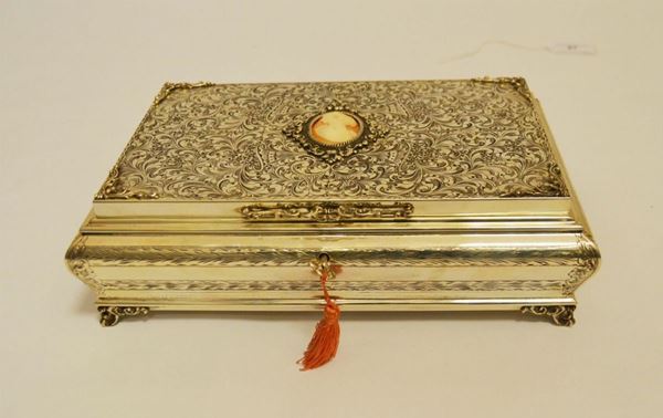 SCATOLA  portagioie rivestita in argento inciso e cammeo, interno velluto rosso, cm  25x17x8