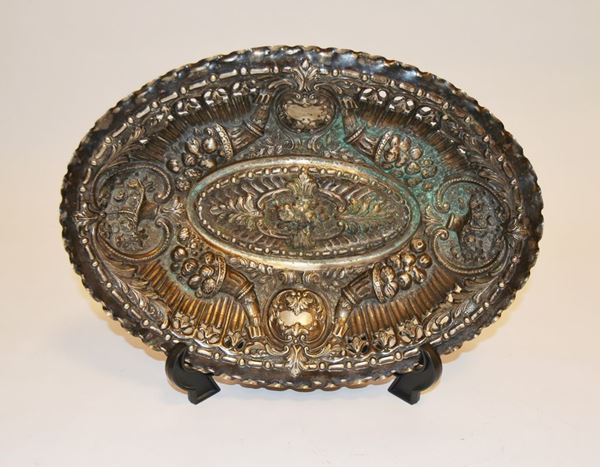 VASCHETTA  di forma  ovale  in argento, inizi sec. XX, di gusto rinascimentale, g 570