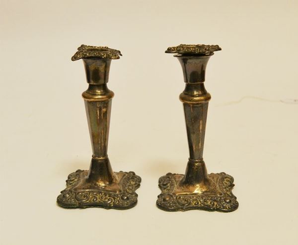 COPPIA  di candelieri in argento Inghilterra, inizi sec.XX,  base quadrata,  alt. cm 13,5