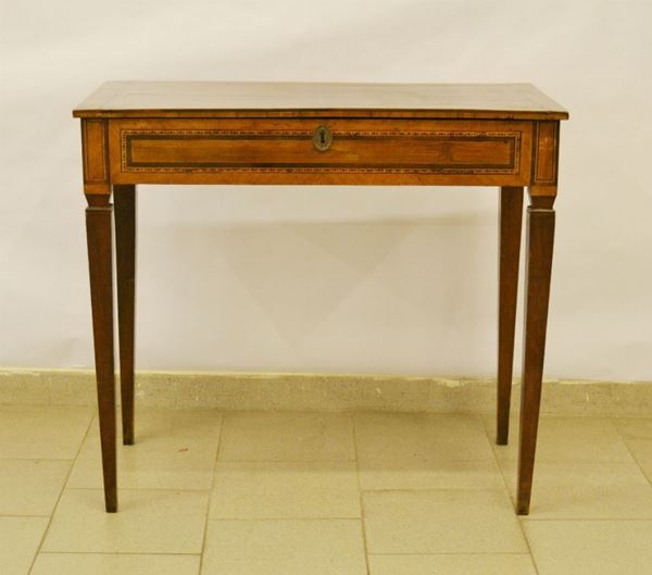 Tavolino, sec. XVIII, in noce intarsiato, ad un cassetto, gambe troncopiramidali, cm 89x46x80, presenta restauri