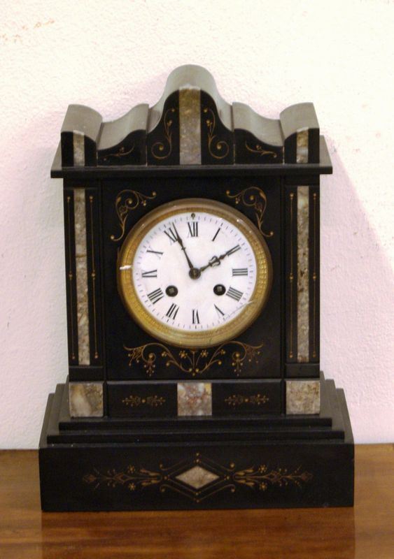 Orologio da tavolo, sec. XX, in lavagna e marmo, con quadrante circolare, vetro filato, cm 24x12x34, difetti