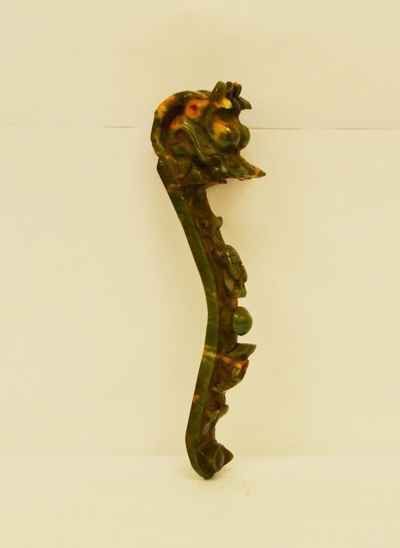 Scettro, sec. XX, DRAGO, in giada verde, cm 33