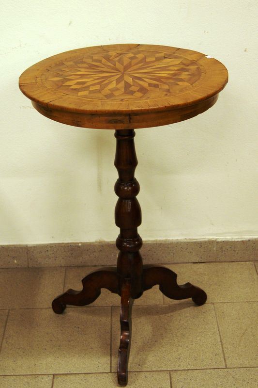 Tavolino, Emilia, sec. XIX, tondo, con piano intarsiato, gambe tornite su tre piedini sagomati, cm 50x75