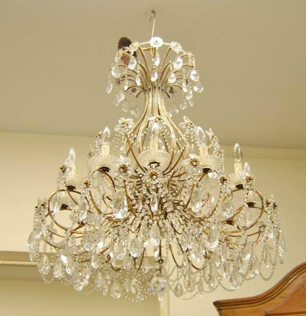 Lampadario, sec. XX, in metallo dorato, con gocce a dodici luci, cm 100x82, e coppia di applique en suite, a tre luci   (3)