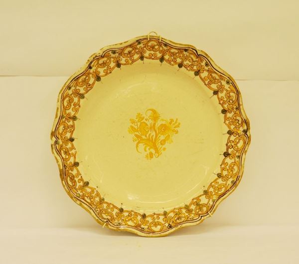 Piatto, Italia centrale, sec. XVIII, in maiolica, con al centro e bordo decorato a FIORI, diam. cm 35