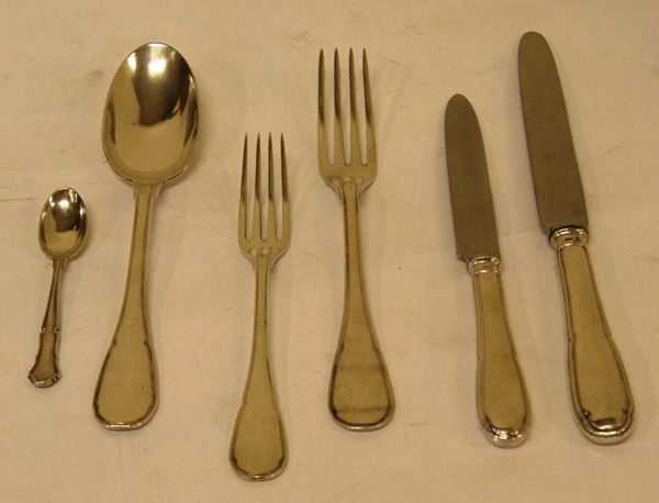Servito di posate, in argento, composto da dodici cucchiai, dodici forchette, dodici forchettine, gr. 2284 con dodici coltellini con manici in argento, e diciotto cucchiani, in argento, gr. 278, non pertinenti  (66)