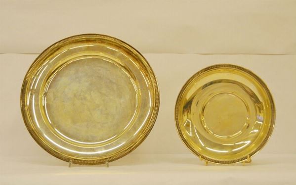 Due vassoi di forma rotonda, in argento, diam. cm 23 e cm 33, g 780  (2)  - Asta Antiquariato, Collezionismo, Gioielli e  Orologi - Poggio Bracciolini Casa d'Aste