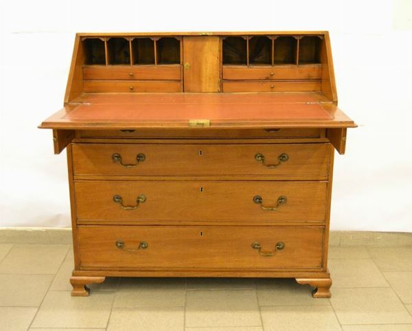 Ribalta, Inghilterra, sec. XIX, in mogano, a quattro cassetti, internamente quattro cassettini, sportello e vani a giorno, cm 107x49x109