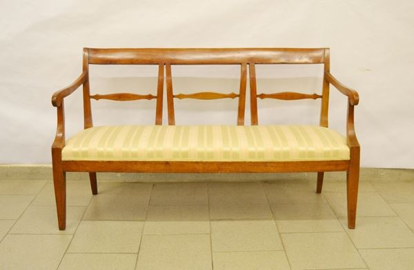 Panchetta, Toscana, sec. XIX, in noce, braccioli con finali a ricciolo, seduta imbottita in stoffa a righe, cm 130x43x76