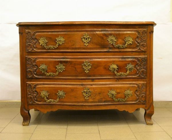 Cassettone, Francia, sec. XVIII, in noce, a tre cassetti intagliati, piedi mossi, rapporti in metallo dorato, cm 135x70x102