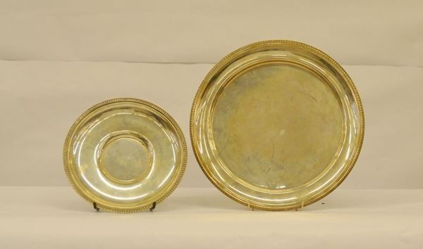 Due vassoi di forma rotonda, in argento, diam. cm 33 e cm 23, g 960  (2)  - Asta Antiquariato, Collezionismo, Gioielli e  Orologi - Poggio Bracciolini Casa d'Aste