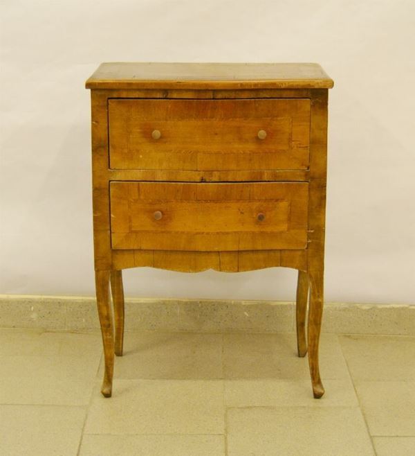 Comodino, stile '700, in noce filettato, a due cassetti, cm 51x32x72