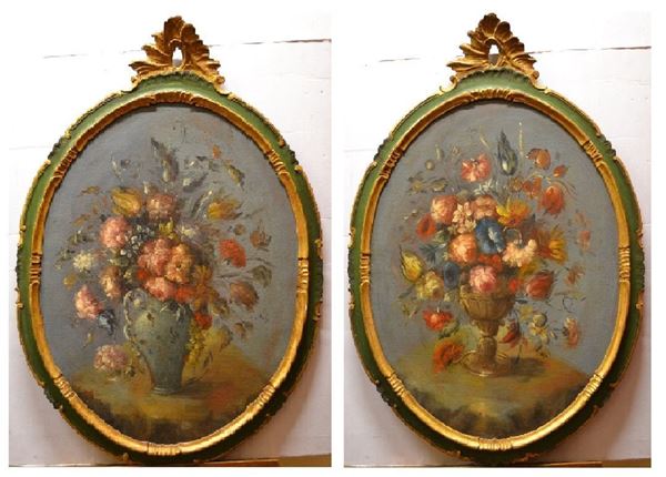 Scuola italiana, sec. XX  VASI DI FIORI   coppia di dipinti ad olio su tela ovale, cm 90x70