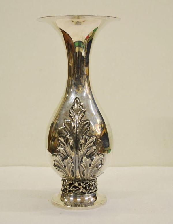 Vaso portafiori, in argento, corpo piriforme con foglia applicata, g 510