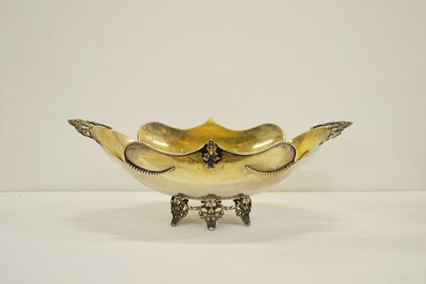 Vaschetta, in argento, di forma ovale con bordo smerlato in argento, g 540