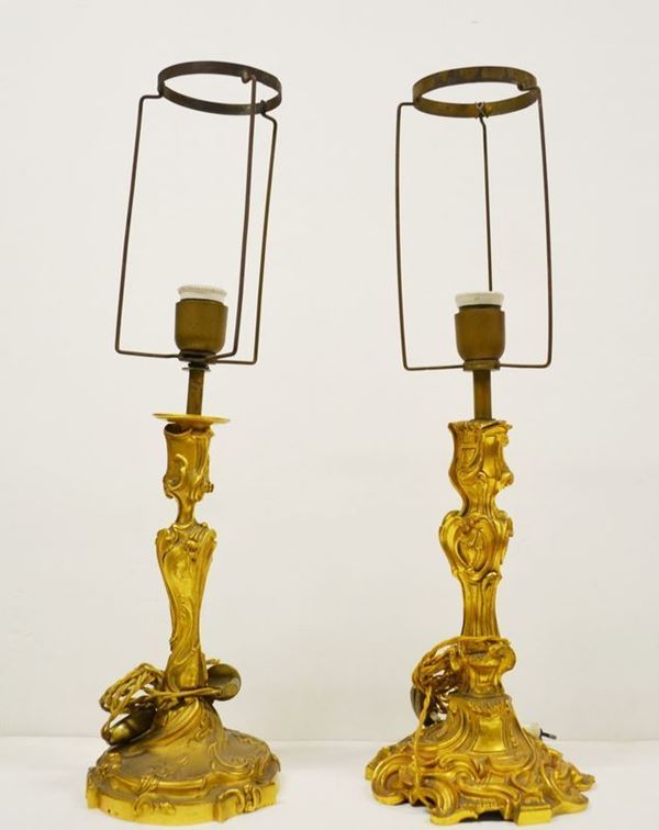 Due candelieri di gusto rocaille, in bronzo dorato, adattati ad elettricitÃ  alt. cm 56(2)
