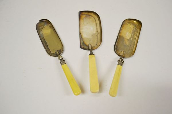 Tre palette raccogli briciole  - Asta Antiquariato, Collezionismo, Gioielli e  Orologi - Poggio Bracciolini Casa d'Aste