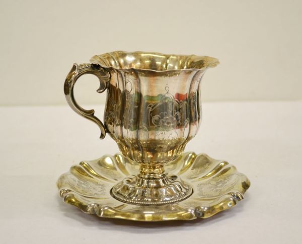 Tazza, Milano sec. XIX, in argento sbalzato a costolonature e cesellato a   fiori, completa di piattino, g 230 (2)  - Asta Antiquariato, Collezionismo, Gioielli e  Orologi - Poggio Bracciolini Casa d'Aste