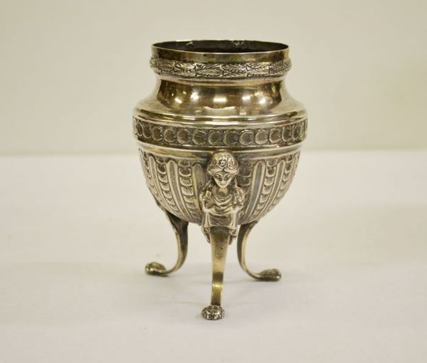 Zuccheriera, sec. XIX, in argento poggiante su tre piedini a volute uniti   al corpo da tre cariatidi in rilievo, g 285  - Asta Antiquariato, Collezionismo, Gioielli e  Orologi - Poggio Bracciolini Casa d'Aste