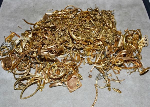 Gr 1060 di oro  in rottami  alcuni pezzi con pietre  - Asta Gioielli, Design, Mobili, Arredi, Oggetti d'Arte e Dipinti - Poggio Bracciolini Casa d'Aste