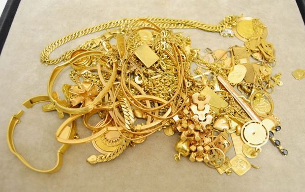 Gr 644,50 di oro in  rottami ,alcuni pezzi con pietre