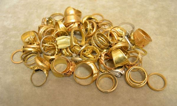 Gr 457 di oro in rottami alcuni pezzi con pietre