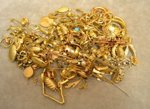 Gr. 381,50 di oro in rottami di anelli alcuni pezzi con pietre