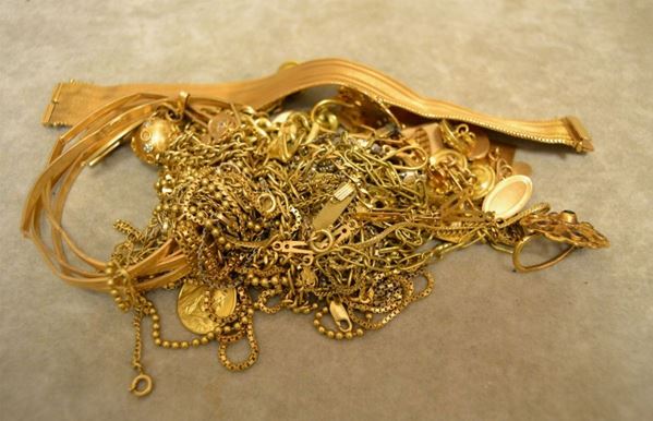 Gr. 376 di oro in rottami alcuni pezzi con pietre