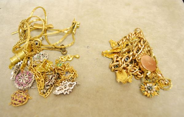 Gr 137,20 di oro in rottami  e fermezze  alcuni  pezzi con pietre e  gr  65,4  di rottami in oro a basso titolo