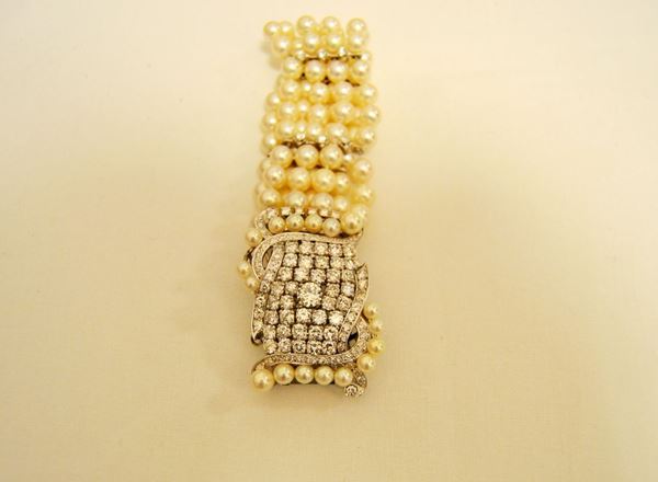 Bracciale a 4 fili di perle e 5 binari con brillanti, fermezza in oro bianco impreziosita da brillanti per circa 5 ct gr 68
