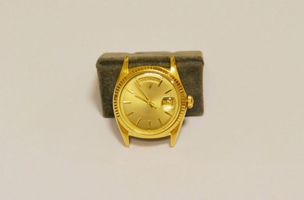 Orologio da polso Rolex Day-Date Ref. 1803, seriale 2â€™696â€™834, anno 1971, in oro giallo 18 kt Cassa in tre corpi con fondello e corona a vite, vetro plastica, lunetta zigrinata. Quadrante champagne con datario ad ore 3, giorni della settimana in spagnolo ad ore 12, indici applicati e lancette a bastone, secondi al centro. Movimento a  carica automatica calibro 1556. Diam. mm 36