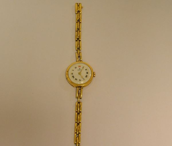 Orologio da polso per signora Rolex, in oro giallo 18 kt. Cassa con fondello a scatto , quadrante in porcellana con numeri romani, lancette traforate. Bracciale a maglie non pertinente. Movimento a carica manuale. Diam.  mm 26 (cassa con difetti)
